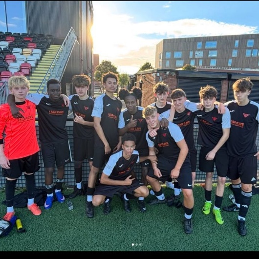 school football team pose for photo
